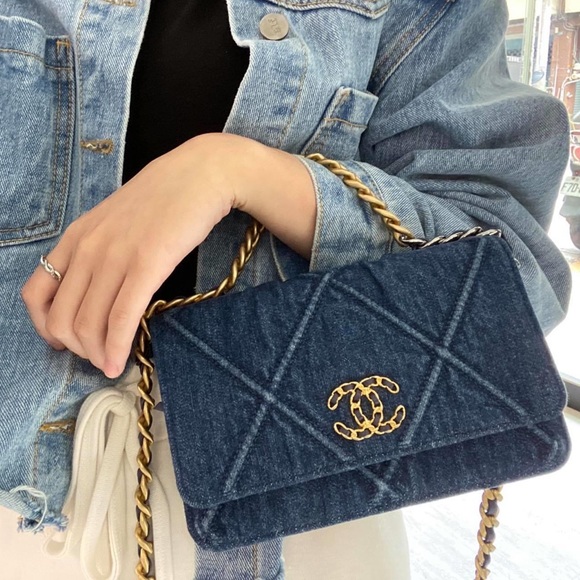 💓Sold💓Chanel 19 WOC - Picture 11 of 16